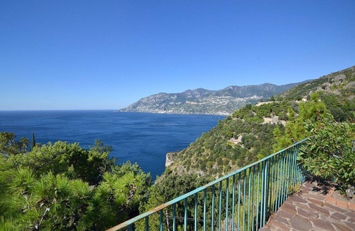 Maiori Villa | Villa Saracena: A remarkable three-story historical villa which faces the sun and the sea, with Free WI-FI.