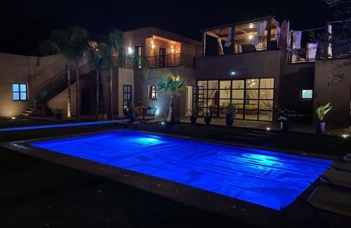 Sidi Abdallah Ghiat Villa | Villa Scil de luxe, Piscine chauffée, 3 Suites, Hamam, Jacuzzi extérieur, salle de sport, service Baby Sitter, option gouvernante, vue sur l'Atlas, Parkings Privé, Pas de Vis à Vis !