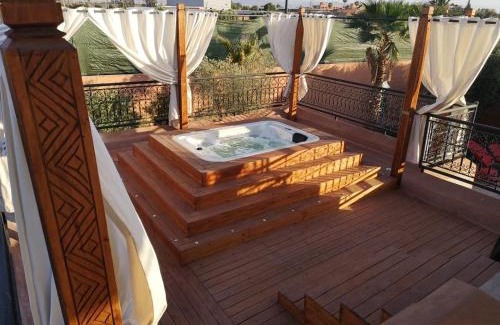 Sidi Abdallah Ghiat Villa | Villa Scil de luxe, Piscine chauffée, 3 Suites, Hamam, Jacuzzi extérieur, salle de sport, service Baby Sitter, option gouvernante, vue sur l'Atlas, Parkings Privé, Pas de Vis à Vis !