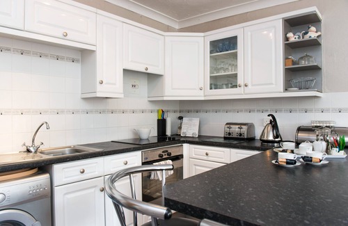 Millendreath Villa | villa, sea view,balcony beach sleep 4 wi-fi cafe, to countryside,coast,