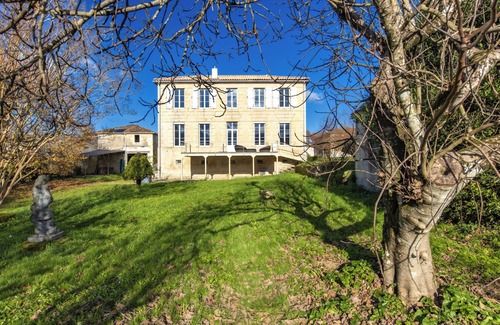Semillac Villa | Villa 'Semillac' with Private Terrace, Private Garden and Wi-Fi