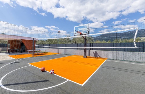 Kastel Stari Villa | Villa SEVEN HEARTS with heated pool and private basketball court near Split
