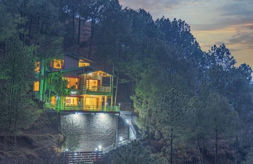 Dharampur Cottage | Villa Sparklewoods ,Nestled in the heart of Himachal’s lush greenery,!