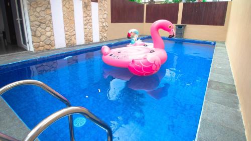 Sidomulyo Villa | Villa Surga Dunia with Private Pool and Billiard