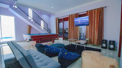 Sidomulyo Villa | Villa Surga Dunia with Private Pool and Billiard
