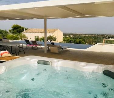 Modica House | Villa Timpazza Vista Mare 4 camere con Piscina Riscaldata - Jacuzzi - Palestra - WIFI - Parcheggio -