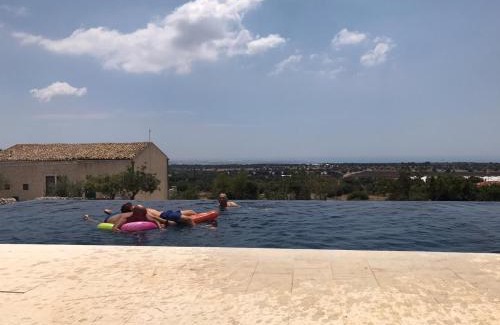 Modica House | Villa Timpazza Vista Mare 4 camere con Piscina Riscaldata - Jacuzzi - Palestra - WIFI - Parcheggio -