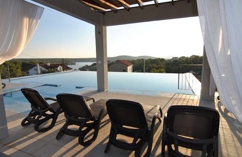 Cove Makarac (Milna) House | Villa Toma 2 - Semi detached House with shared pool
