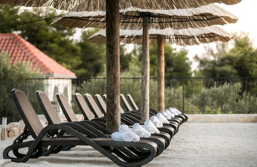 Cove Makarac (Milna) House | Villa Toma 2 - Semi detached House with shared pool