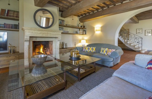Torricella Other | Villa Trasimena is a property with great character, located in a truly enviable position overlooking