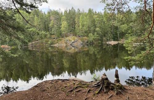 Bollmora Villa | Villa Trollbäcken med bastu, värmegolv, öppen spis