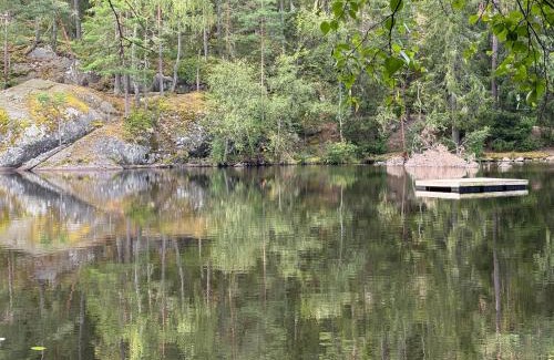 Bollmora Villa | Villa Trollbäcken med bastu, värmegolv, öppen spis