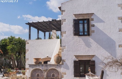 Sternes Villa | Villa Tzivaeri old mansion, huge private courtyard, BBQ, near airport sleeps 8+