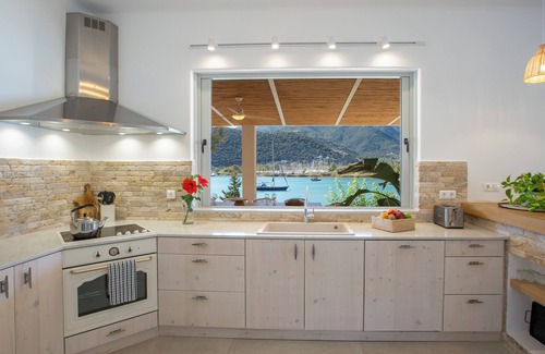 Geni Villa | Villa Unalome – Seafront Luxury in the Picturesque Bay of Vlicho