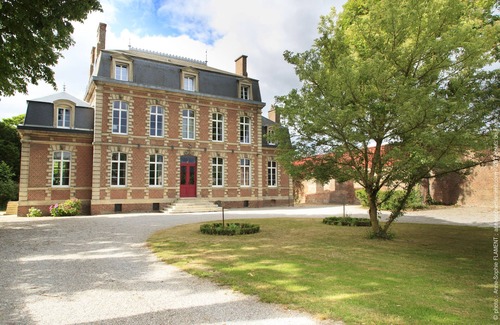 Villers-Bretonneux Villa | Villa-Varentia-Apartment-Ensuite-Courtyard view