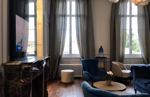 Villers-Bretonneux Villa | Villa-Varentia-Apartment-Ensuite-Courtyard view