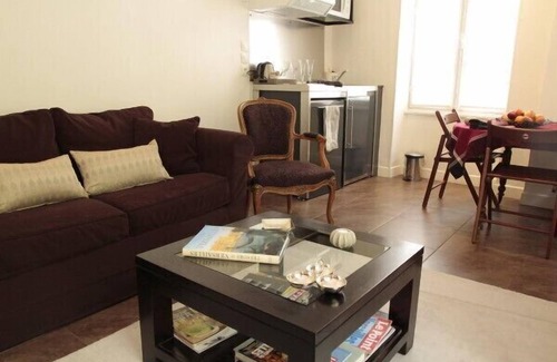 Saint-Louis Apartment | VILLA VERSAILLES/Furnished Rental/bed&breakfast near Chateau De Versailles