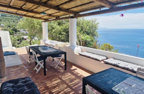 Pecorini A Mare Villa | Villa Vista Mare a Filicudi