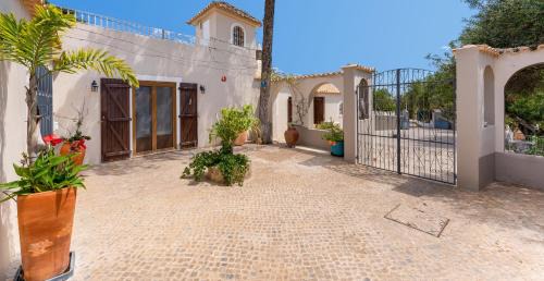 Cerro do Mocho Villa | Villa with Bio pool 4 ensuite Bedrooms, private Swimming pool and beautiful gardens