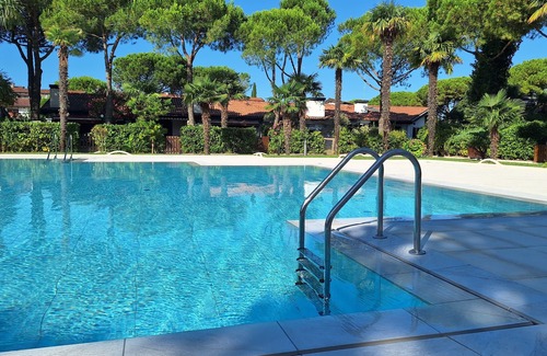 Aprilia Marittima House | Villa with private garden and pool use