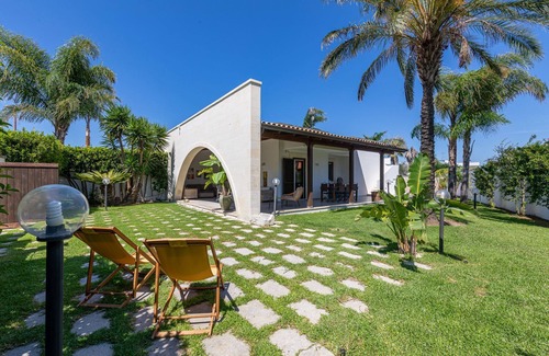 Torre dell'Orso Villa | Villa with pool and garden in Torre dell'Orso, on the Adriatic coast of Salento.