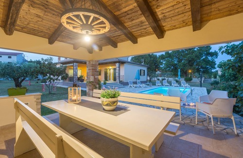 Susnjici Villa | Villa with pool, 6 persons, large garden with barbecue. Dogs are welcome!