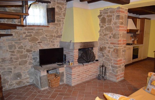 Civitella in Val di Chiana Villa | Villa with pool and garden