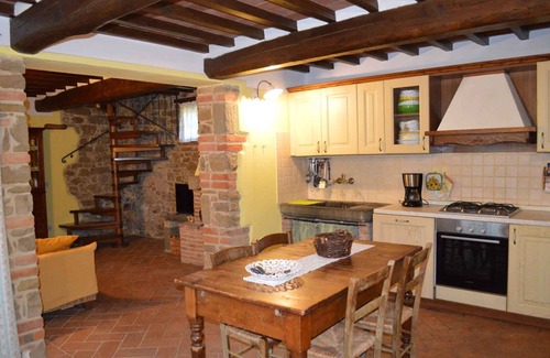 Civitella in Val di Chiana Villa | Villa with pool and garden