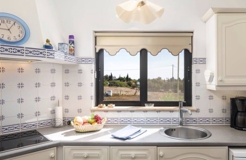 Lagoa e Carvoeiro Villa | Villa with pool and sea view. Quiet location, beach and restaurants nearby.