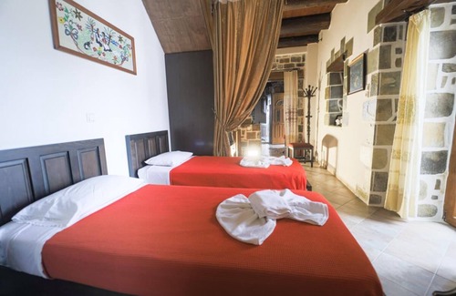 Mirthios House | Villa with pool above the village roofs, for 4 people Wi-Fi, A/C and satellite TV available.