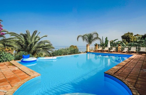 Patti House | Villa with swimming pool, garden and sea view