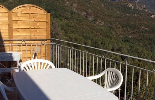 Isolaccio-di-Fiumorbo House | Village house between sea and mountain