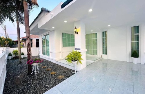 Nong Pla Lai Villa | Villas 3-bedroom villa with WiFi, AC in lovely Tambon Nong Pla Lai