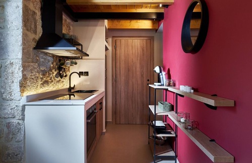 Archanes Apartment | Vin Dimora Suites With Shared Pool - Vino Rosso