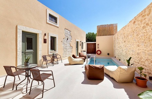 Archanes Apartment | Vin Dimora Suites With Shared Pool - Vino Rosso
