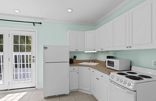 Siesta Key Village House | Vinca | Pet Friendly Home Located in Siesta Key Village w/Heated Pool, Walk to Beach!