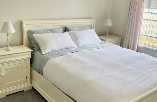 Port Vincent House | Vincent Hideaway - Walking distance to beach, shops & pub! Off Peak Special!