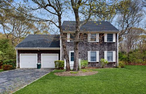 Oak Bluffs House | Vineyard Charm & Fallen Oak Retreat