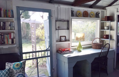 East Chop House | Vineyard Cottage Charm, Walk to Beach, On Bike Path, Near Town