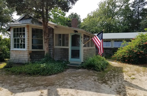 East Chop House | Vineyard Cottage Charm, Walk to Beach, On Bike Path, Near Town
