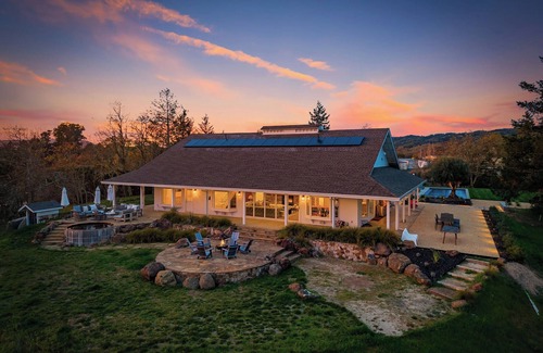 Healdsburg House | Vineyard Farmstay/ Pool Hot Tub Bee Tours