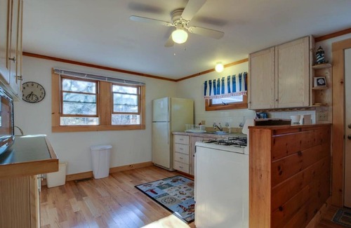 Vineyard Haven House | Vineyard Haven Guest House - Sleeps 4, A/C, Walk to Town