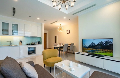 Hang Xanh Apartment | Vinhomes Central Park 2BR with Entire HCM View