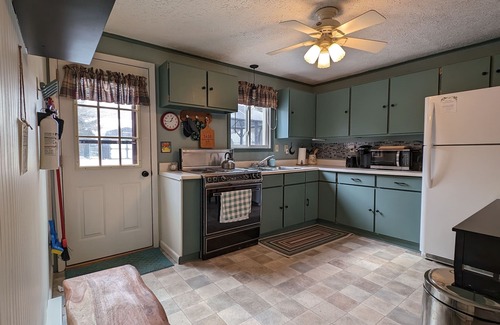 Swanton Cottage | Vintage 1960s Cardinal Cottage, w/hot tub, fire pit, and 5 mins from the Lake