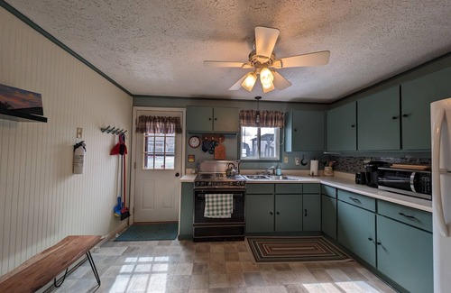 Swanton Cottage | Vintage 1960s Cardinal Cottage, w/hot tub, fire pit, and 5 mins from the Lake
