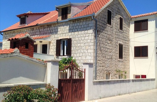 Kastel Gomilica Apartment | VINTAGE apartment with an outside patio and barbecue