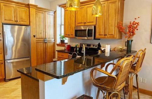 Bay View Condo | Vintage Bayview Heaven on the Park w/Secret Lounge