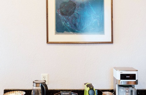 Bay View Condo | Vintage Bayview Heaven on the Park w/Secret Lounge