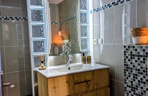 Saint-Pathus Bed & Breakfast | Vintage caravan, private garden, barbecue, jaccuzi, ideal for couple