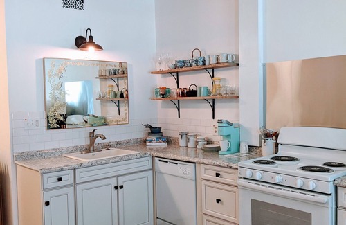 Jim Thorpe Apartment | Vintage Charm Studio: Unique Retreat on the East Side